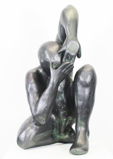 Sculpture de Lode intitulée Coquille, représentant un homme recroquevillé