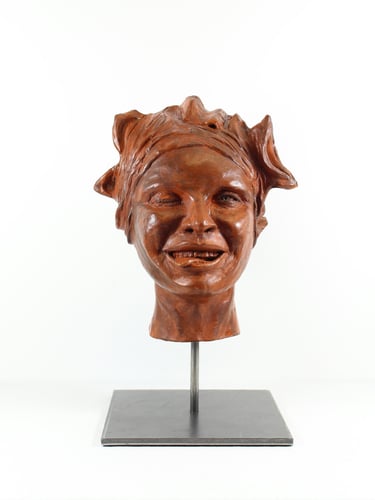 Sculpture de Lode intitulée Malice, représentant le portrait d'une femme qui tire la langue