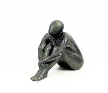 Sculpture de Lode intitulée Perséide, représentant une femme assise qui se tient les genoux en regardant le ciel