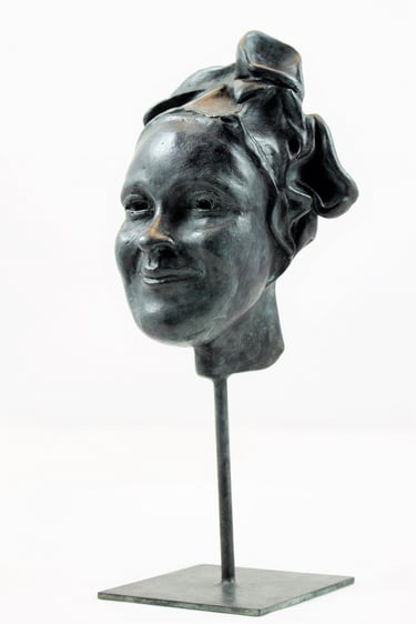 Sculpture de Lode intitulée Sourire, représentant le visage d'une femme qui sourit