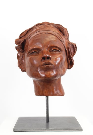 Sculpture de Lode intitulée Un bisou ?, représentant le portrait d'une femme faisant un bisou