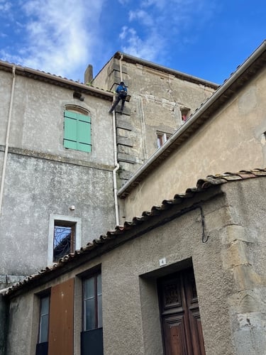 Remplacement d'une descente d'eau pluviale par cordiste à Agde
