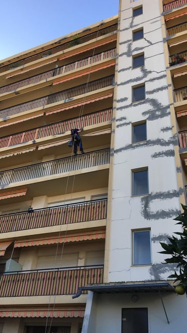 Réparation de fissures sur façade par cordiste à Montpellier