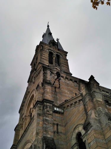 Intervention cordistes sur une église en Occitanie 