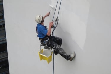 Application d'une peinture façade en hauteur par cordiste à Pérols (34)