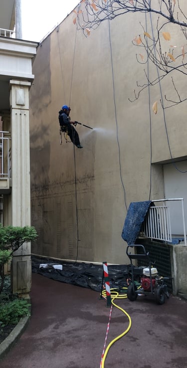 Nettoyage de facade par cordiste en Occitanie