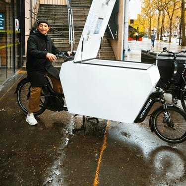 alt="nettoyage canapé Paris à vélo cargo"