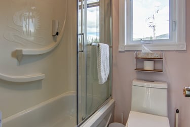 Salle de bain privative spacieuse à la chambre, avec toutes les commodités pour un séjour agréable à l'Auberge du Yéti.