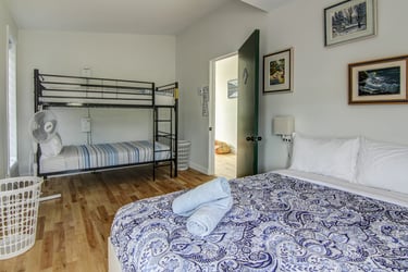 Chambre vaste et confortable à l'Auberge du Yéti, avec vue panoramique sur les Monts-Valin
