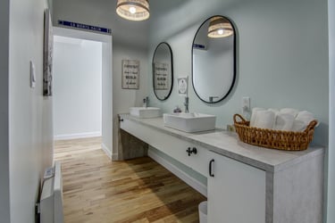 Lavabos modernes et espaces communs conviviaux à l'Auberge du Yéti, idéaux pour un séjour confortable.