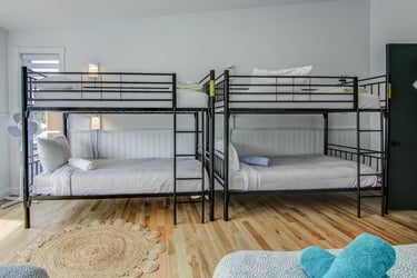 Grande chambre spacieuse à l'Auberge du Yéti, offrant confort et vue imprenable sur les Monts-Valin pour un séjour agréable 