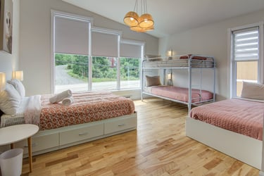 Confortable chambre à l'Auberge du Yéti, avec une vue imprenable sur les paysages des Monts-Valin