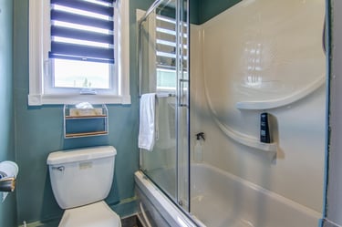 Salle de bain privée moderne, attenante à la chambre, offrant confort et intimité à l'Auberge du Yéti.
