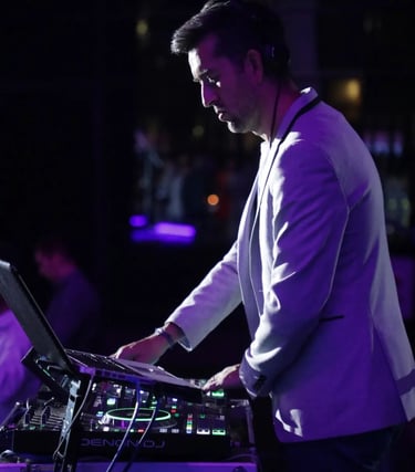 Sistema de sonido premium y consolas de DJ para fiestas de alta gama.