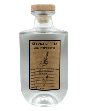 Ręcznie robiona polska wódka żytnia z rustykalną papierową etykietą i drewnianym korkiem.