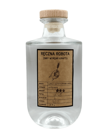 Ręcznie robiona polska wódka żytnia z rustykalną papierową etykietą i drewnianym korkiem.