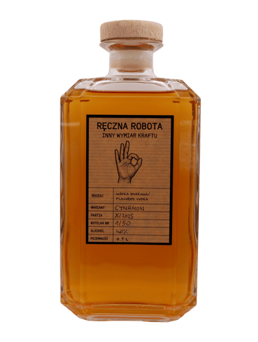 Szklana butelka wódki o smaku cynamonu z drewnianym korkiem i ręcznie napisaną etykietą.