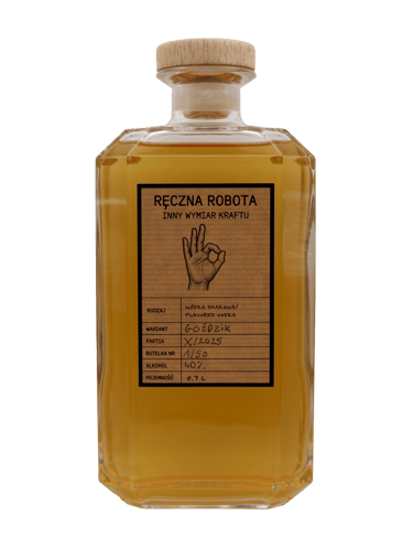 Szklana butelka wódki o smaku goździka z drewnianym korkiem i ręcznie napisaną etykietą.