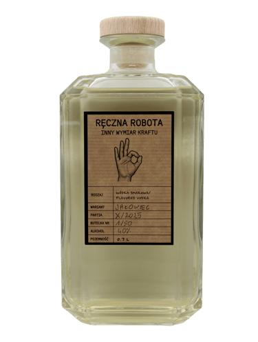 Szklana butelka wódki o smaku jałowca z drewnianym korkiem i ręcznie napisaną etykietą.