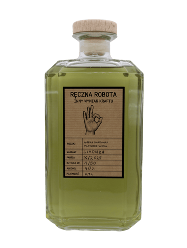 Szklana butelka wódki o smaku limonki z drewnianym korkiem i ręcznie napisaną etykietą.