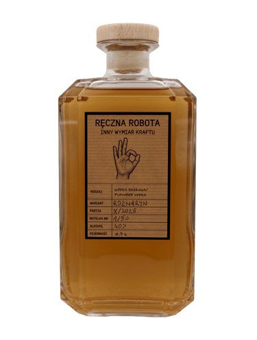 Szklana butelka wódki o smaku rozmarynu z drewnianym korkiem i ręcznie napisaną etykietą.