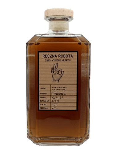 Szklana butelka wódki o smaku tymianku z drewnianym korkiem i ręcznie napisaną etykietą.