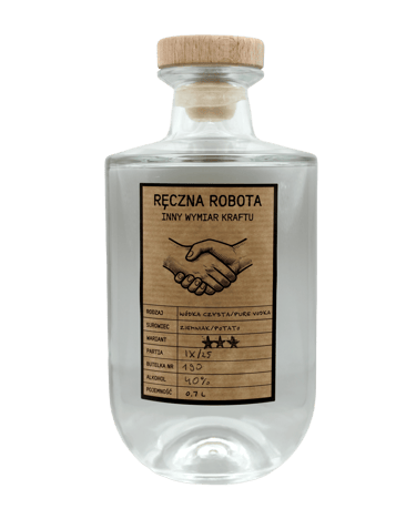 Ręcznie robiona polska wódka ziemniaczana z rustykalną papierową etykietą i drewnianym korkiem.