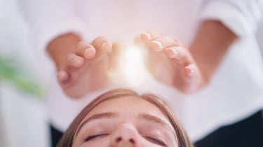 sesión de reiki con manos