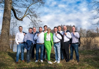 Gruppenfoto von CDU-Abgeordneten des Landtags Brandenburg im Freien, Politiker in Anzügen und Freizeitkleidung, aufgenommen f