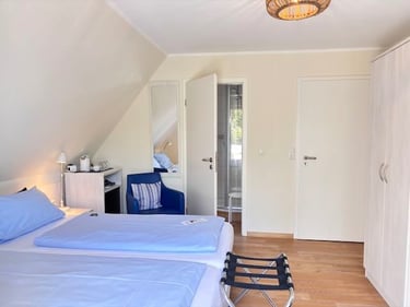 Hotel DunenNest - Ansicht von Balkonzimmer, Kofferablage, Bett