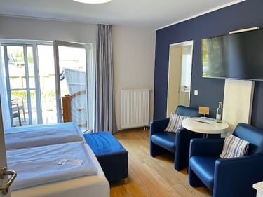 Hotel DunenNest - Komfortzimmer, Sitzecke und Blick auf den Strandkorb