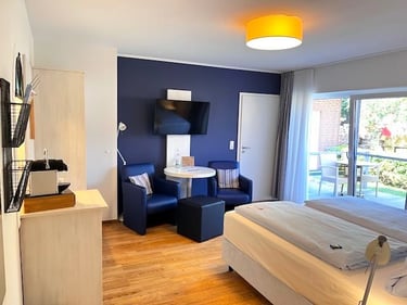 Hotel DunenNest - Komfortzimmer, Sitzecke, Blick auf die Terrasse