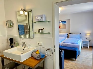 Hotel DunenNest - Komfortzimmer, Badezimmer und Zimmeransicht