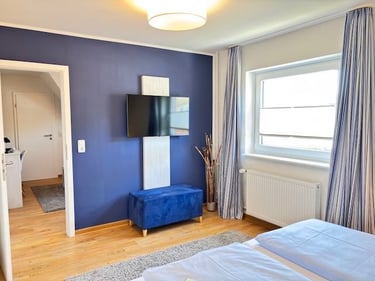 Hotel DunenNest - Kleine Suite, Schlafzimmer, Flachbild-TV an Wand