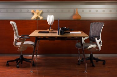 Escritorio de oficina con dos sillas