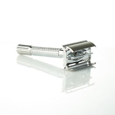 Navaja de afeitar en fondo blanco