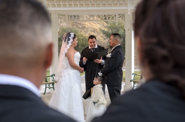 Pareja con un padre casándolos