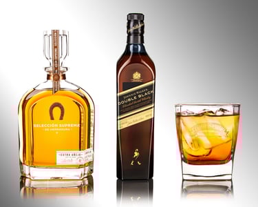 Botellas de licor y vaso con un trago