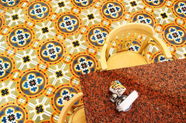 Mesa y sillas vista con piso artesanal al fondo