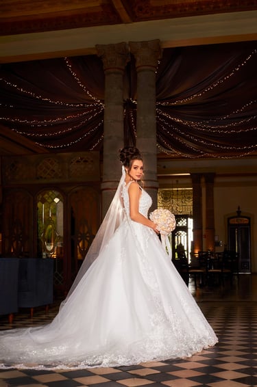 Novia volteando para atrás en salón