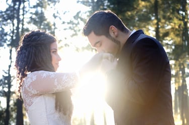 Novio besándole las manos a la novia
