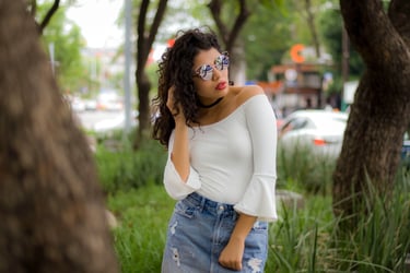 Chica con lentes en parque