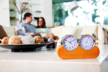 Reloj de mesa con familia al fondo