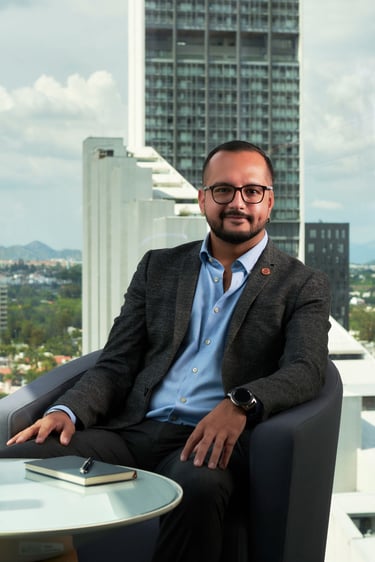 Retrato con edificio al fondo