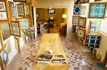 Fotografía del interior de un negocio de pisos