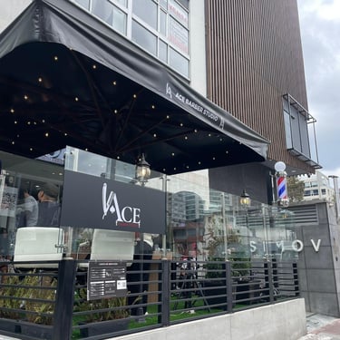 entrada a la meojr barberia de quito fachada barberia corte de pelo la carolina republica del salvador