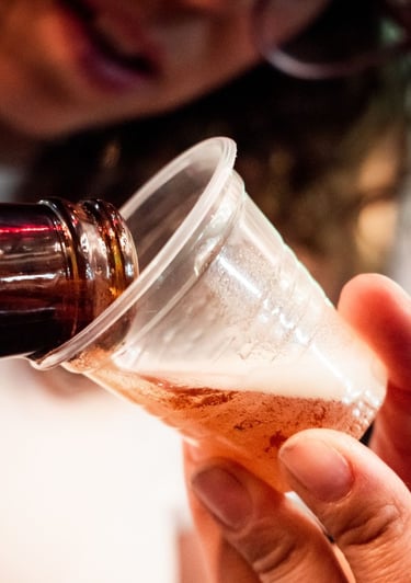 mujer sirviendo cerveza en barberia quito