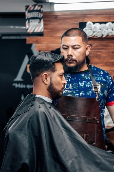barbero cortando el pelo cabello hombre barberia la mejor norte