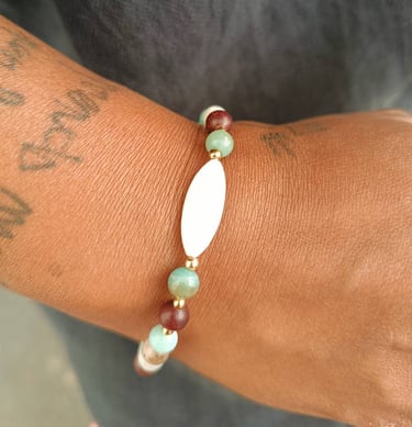 Bracelet hilppa, amazonite, nacre, plaqué or 3 microns sur argent sur le poignet d'une femme