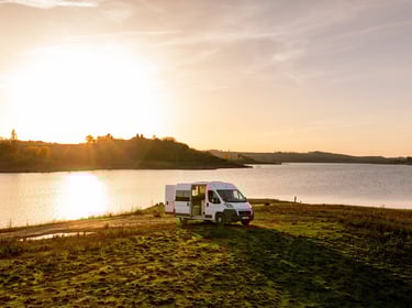 Van aménagé au bord d’un lac